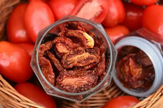 Suszenie pomidorów w suszarce: Praktyczny poradnik krok po kroku