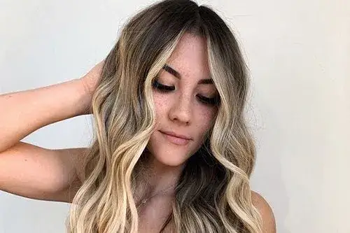 Jak zrobić loki prostownicą na długich włosach bez błędów i stresu