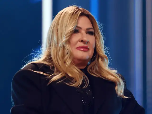 Pilne oświadczenie menedżera znanej wokalistki o stanie zdrowia. Wokalistka w czarnej marynarce, z blond włosami i makijażem.