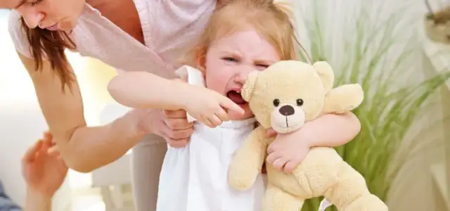 Jak oduczyć dziecko rzucać przedmiotami i uniknąć frustracji rodzica