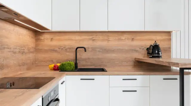 Co między meblami w kuchni zamiast płytek? Odkryj zaskakujące alternatywy
