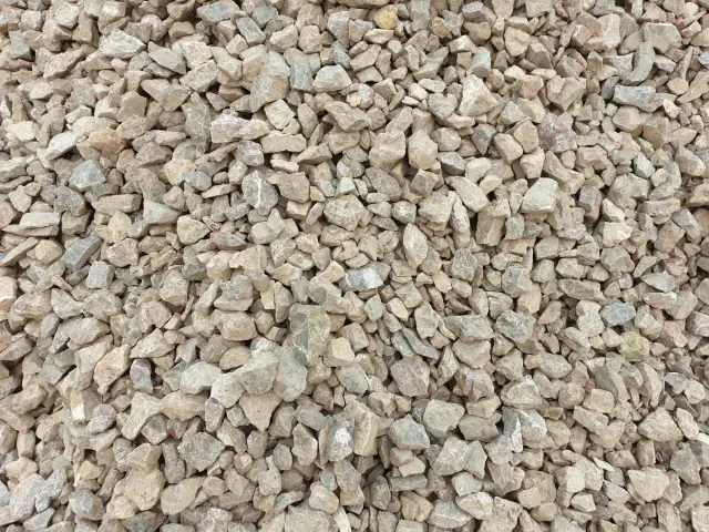 Kliniec czy tłuczeń na podjazd? Wybierz mądrze i zbuduj trwale!