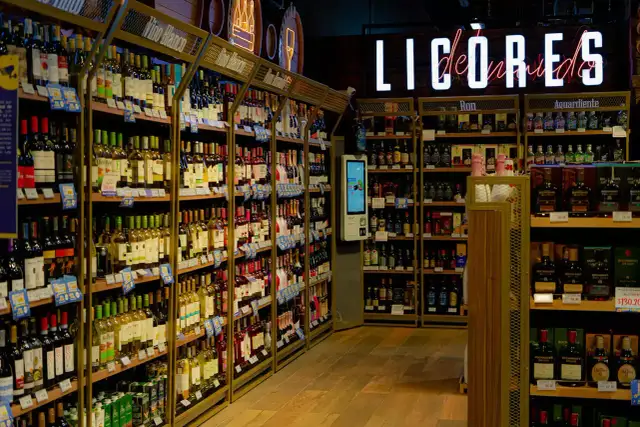 Alkohol samolotem: Jakie limity? Uniknij konfiskaty na lotnisku!