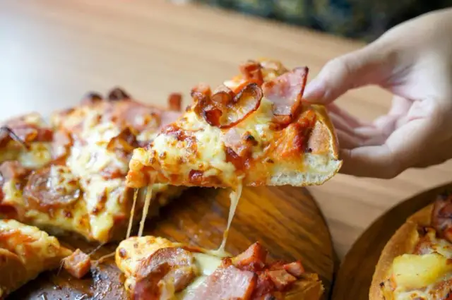 Przepis na pizzę jak z pizzerii - idealne ciasto i sos w domu