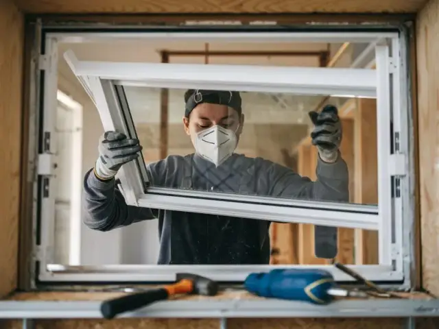 Jak zdjąć skrzydło okna drewnianego - uniknij najczęstszych błędów