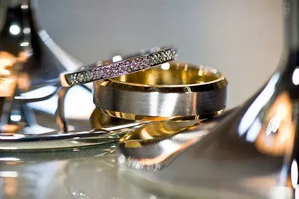 Czy obrączki muszą być takie same? Odkryj nowoczesne podejście do wyboru
