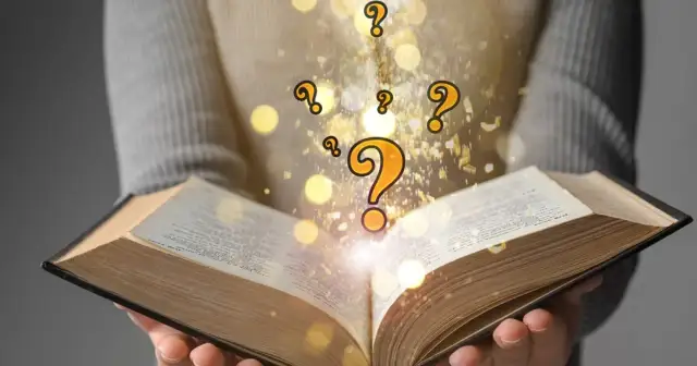 Otwarta księga, z której wylatują złote znaki zapytania i błyskotki. Każdy sobie rzepkę skrobie, szukając odpowiedzi.