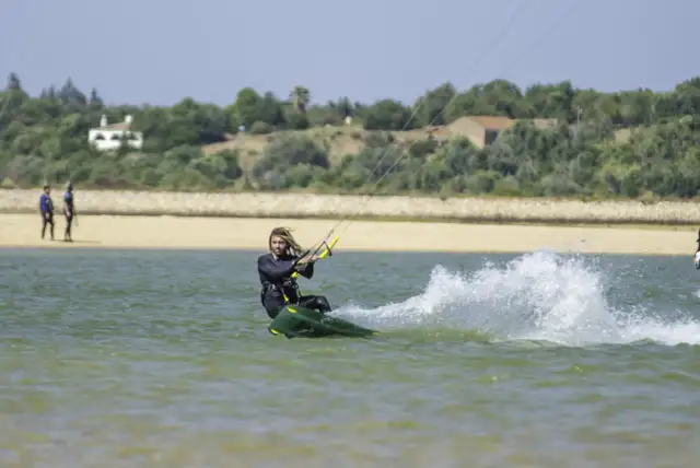 Kitesurfing Portugalia: Jak znaleźć idealny spot dla siebie?