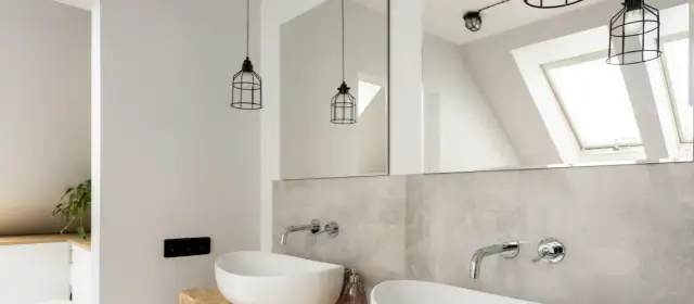 Na jakiej wysokości szafka z lustrem nad umywalką, aby uniknąć błędów?