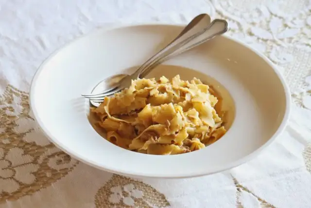 Sos boloński: Autentyczne ragù czy szybki obiad? Poznaj różnice