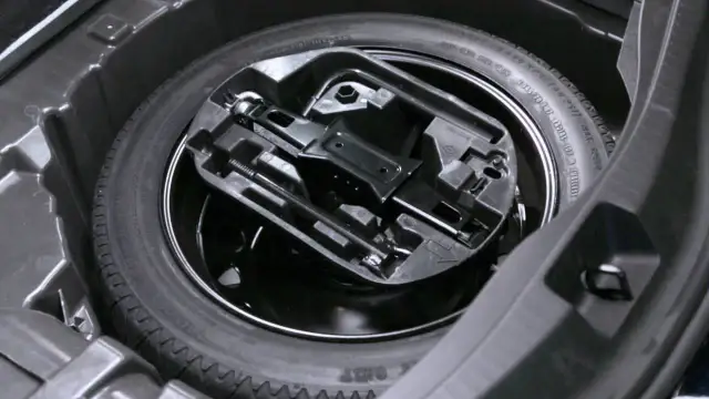 Jak wyjąć koło zapasowe Peugeot 5008 i uniknąć problemów z wymianą