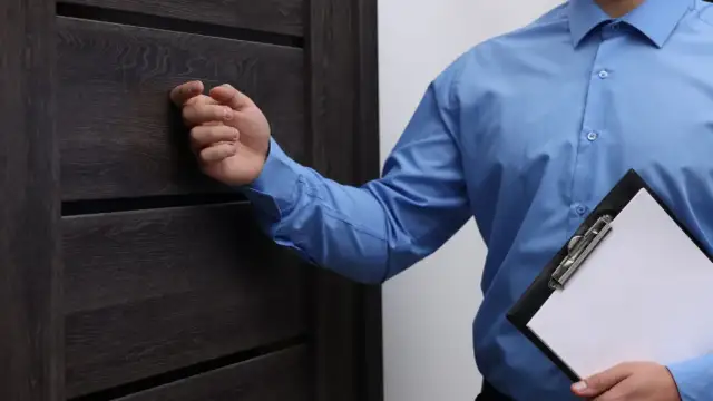 Czy policja może przeszukać mieszkanie bez nakazu? Twoje prawa i zasady