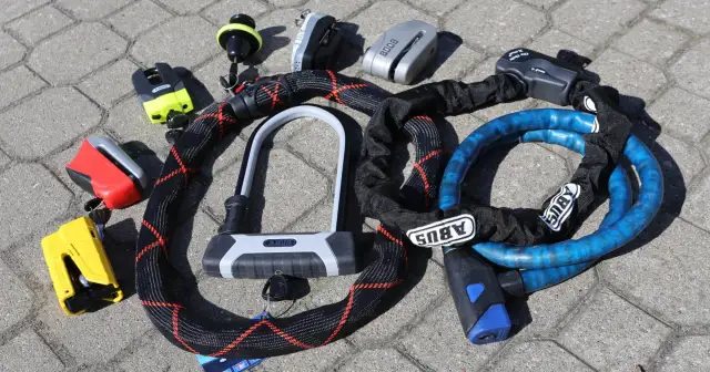 Spokój na drodze: Blokada motocyklowa z alarmem którą wybrać?