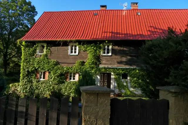 Gdzie szukać noclegu, aby uniknąć drogich pułapek i znaleźć okazje