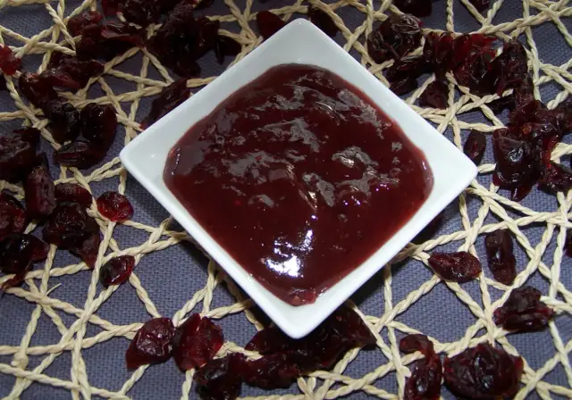 Sos żurawinowy z suszonej żurawiny: Sekretny dodatek do dań