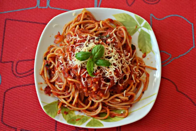 Spaghetti napolitana: prosty przepis na idealne danie włoskie