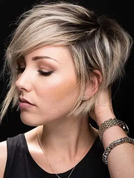 Idealne fryzury do trójkątnej twarzy, które wyrównają proporcje