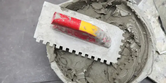 Czy można mieszać cement z klejem? Sprawdź, co musisz wiedzieć