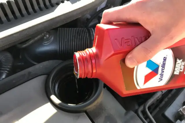 Olej w silniku: Jak sprawdzić, dolać i uniknąć awarii? Poradnik