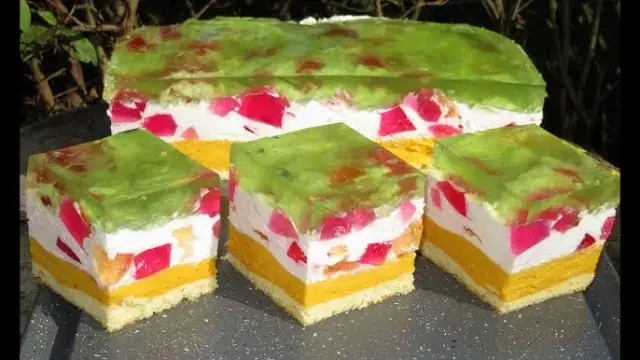 Kiedy wylać galaretkę na ciasto, aby uniknąć nieudanej konsystencji?