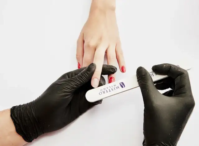 Jak bezpiecznie zdjąć paznokcie żelowe/akrylowe w domu? Poradnik