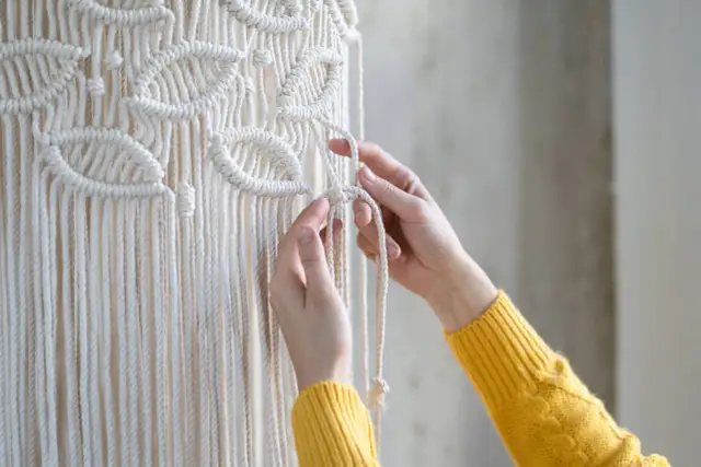 Jak zrobić kwietnik ze sznurka? Makrama DIY krok po kroku!