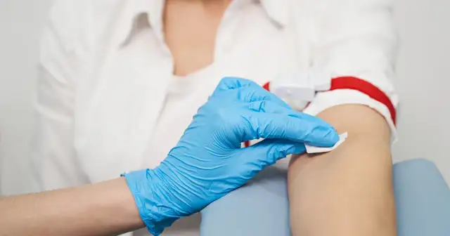 Kawa przed badaniem krwi na czczo? Sprawdź, dlaczego to błąd!