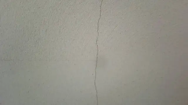 Jak naprawić pęknięcia tynku cementowo-wapiennego krok po kroku
