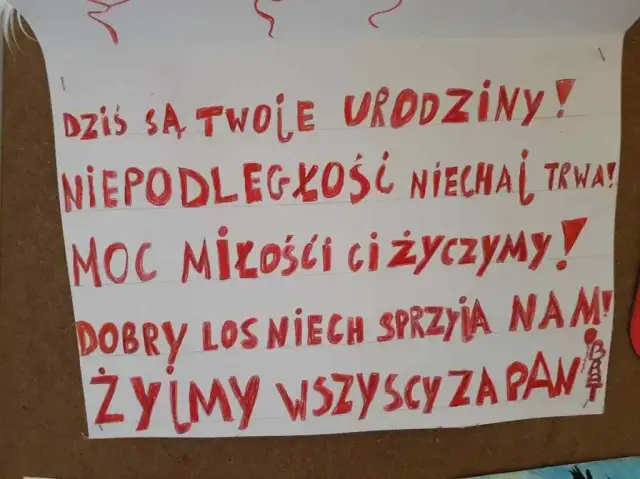 Staropolskie życzenia urodzinowe: Jak uczcić jubilata z klasą?