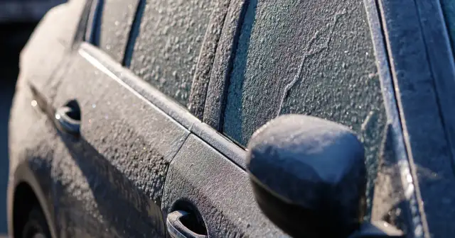 Mróz pokrył szyby auta. Zobacz, jak odmrozić szyby w aucie, by ruszyć w drogę.