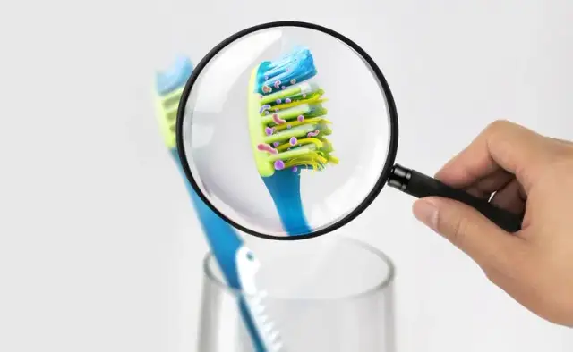 Jak wyparzyć szczoteczkę do zębów, aby uniknąć bakterii i chorób
