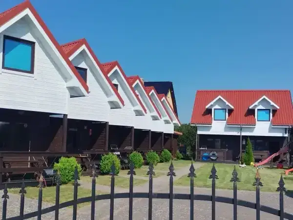 Domki 4-osobowe w Sarbinowie: Komfortowe noclegi blisko plaży