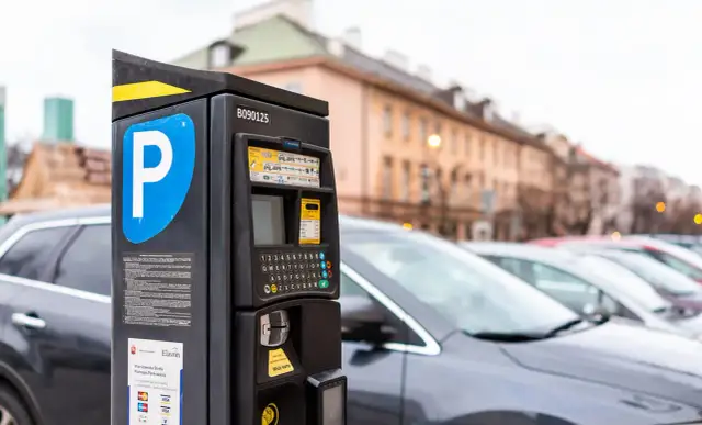 Ile zapłacisz za parkowanie na chodniku? Mandaty i kary w Polsce