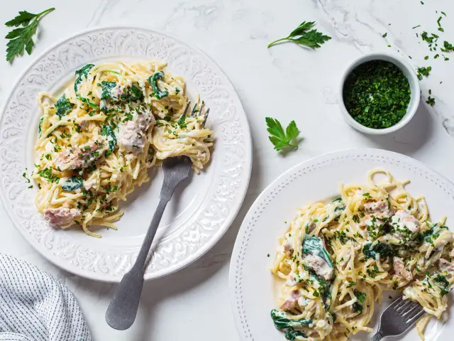 Pyszny makaron z tuńczykiem i szpinakiem, idealny na szybki obiad. Oto prosty przepis na makaron z tuńczykiem!