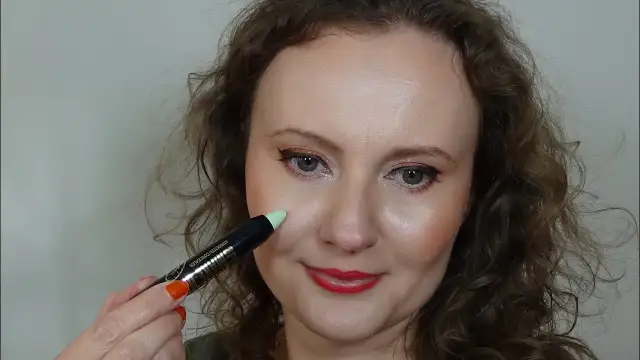 Zielony korektor do czego? Poznaj jego skuteczne zastosowania na zaczerwienienia