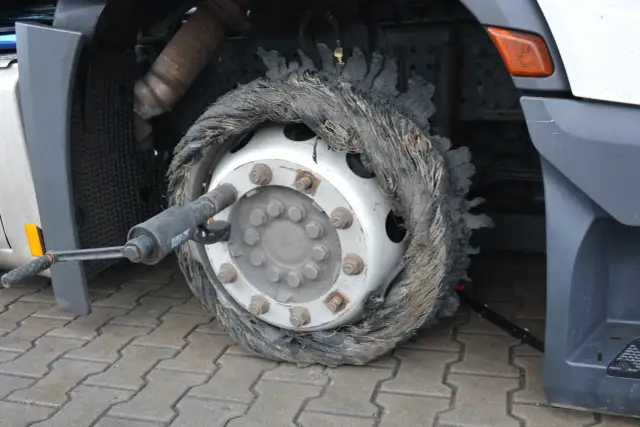Jak zdjąć zapieczone koło w naczepie - skuteczne metody i porady