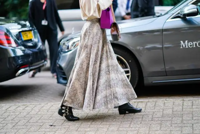 Długie spódnice: Jak nosić? Stylizacje na każdą okazję