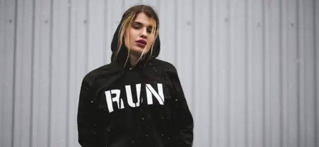 Bluza loose fit - co to znaczy i jak wybrać idealny fason?