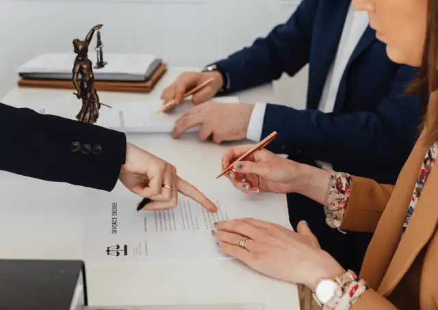 Ile czasu od złożenia pozwu do rozprawy? Sprawdź, co wpływa na czas oczekiwania