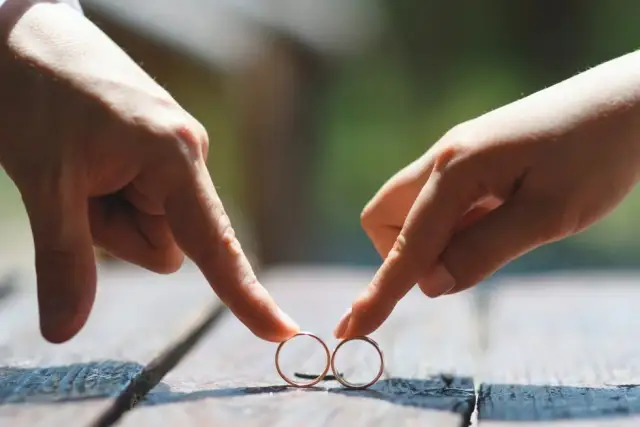Wróżby z obrączki: kiedy zajdziesz w ciążę i jak to zrobić?