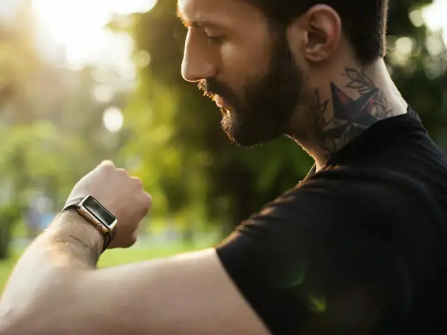 Jaki zasięg ma bluetooth w smartwatch? Odkryj, co ogranicza połączenie