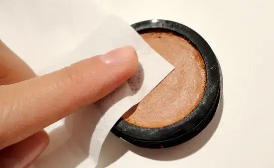 Jak naprawić cienie do powiek - proste metody na uratowanie kosmetyków