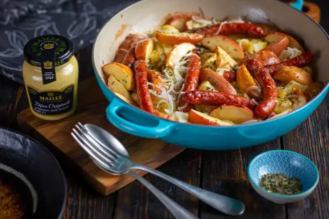 Szybki przepis na kiełbasę w sosie musztardowym, który zachwyci każdego