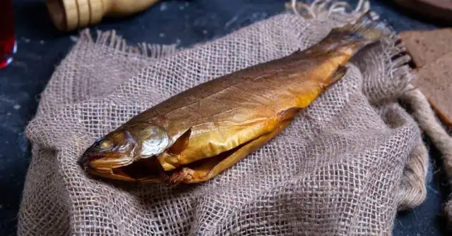 Jak przewieźć ryby wędzone znad morza, aby zachować ich świeżość
