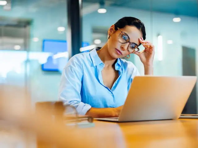 Filtr światła niebieskiego: Czy warto dla oczu i snu? Ekspert radzi