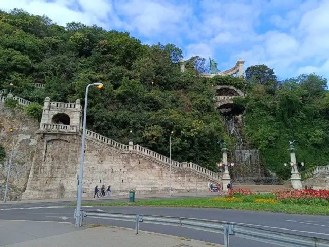 Geologia Wzgórza Gellérta: Odkryj skalne serce Budapesztu