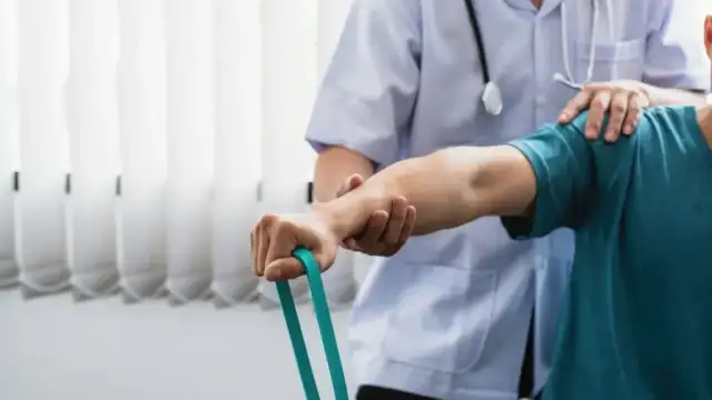 Lekarz rehabilitacji wystawi L4? Tak! Poznaj zasady i prawa