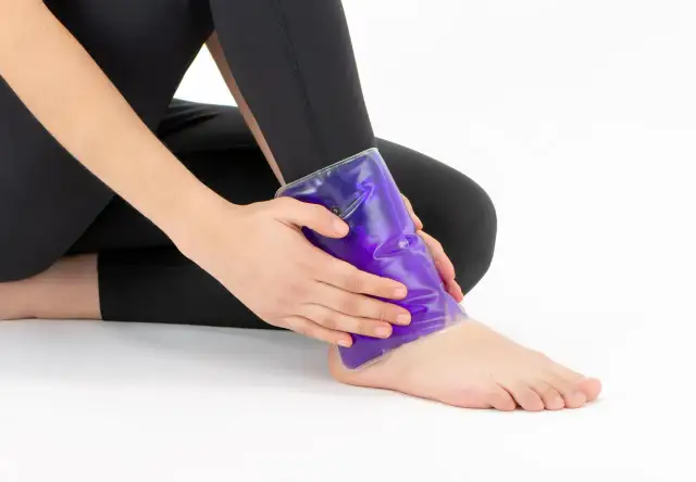 Opuchnięte nogi: Leki, domowe sposoby i kiedy do lekarza?