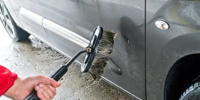 Mycie auta na myjni bezdotykowej: Krok po kroku do lśniącego lakieru