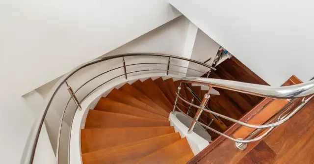 Poręcz Drewniana na Schody: Bezpieczeństwo i Styl w Twoim Domu